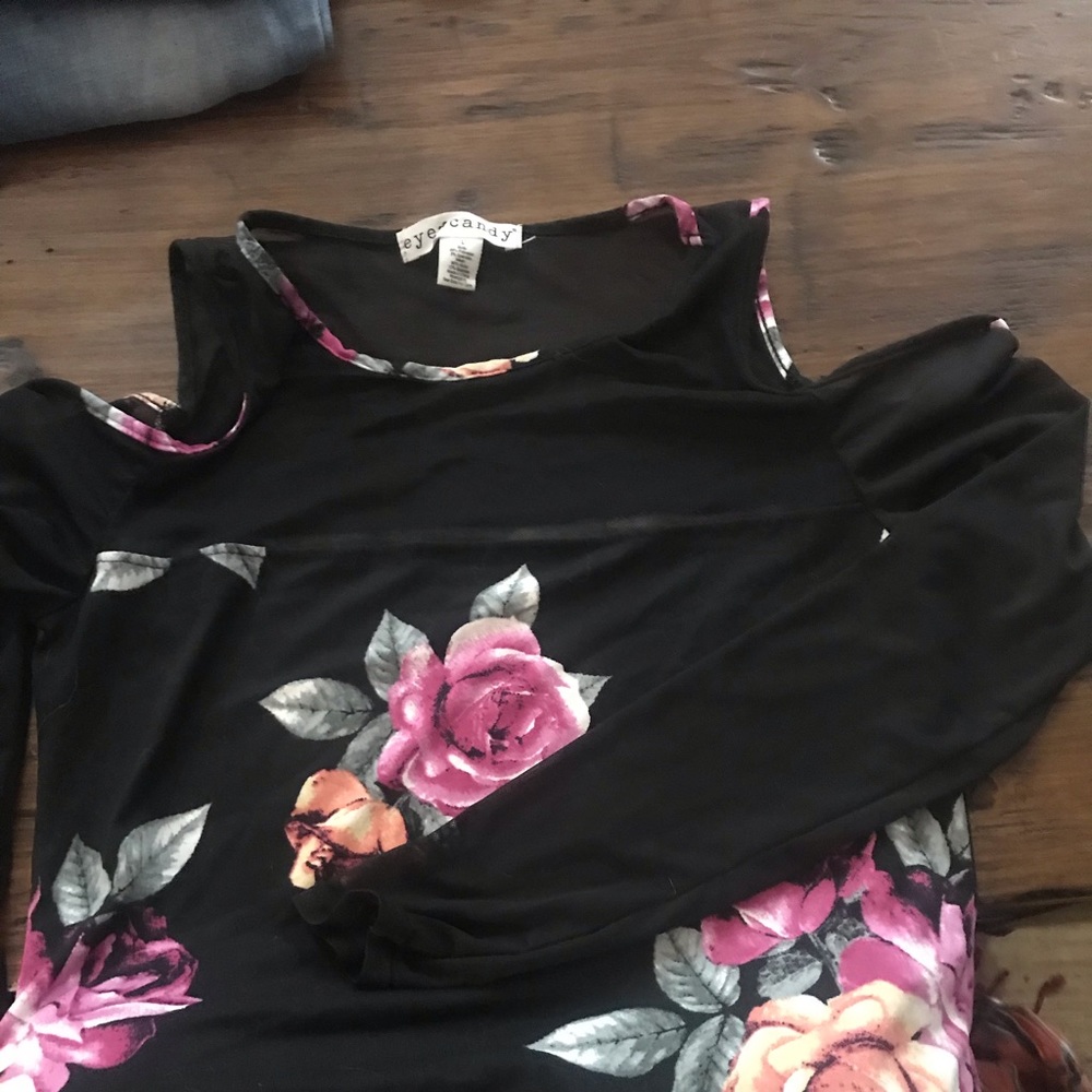 Peak a boo shoulder long sleeve